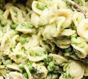 15-Minute creamy pasta dish with peas and a rich sauce